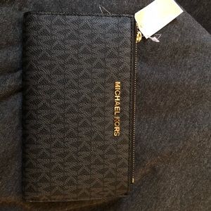 BRAND NEW Michael Kors wristlet wallet